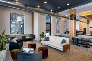 un vestíbulo con sofás, sillas y mesas en Residence Inn By Marriott Philadelphia Bala Cynwyd en Bala-Cynwyd