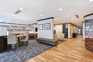 TownePlace Suites by Marriott Bridgewater Branchburg في Branchburg Park: لوبي فيه بار وطاولة وكراسي