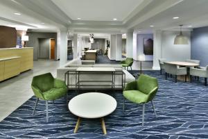リッチモンドにあるFairfield Inn & Suites by Marriott Richmond Innsbrookの緑の椅子とテーブルのあるロビー