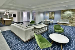 een lobby met een bank en een tafel en stoelen bij Fairfield Inn & Suites by Marriott Richmond Innsbrook in Richmond