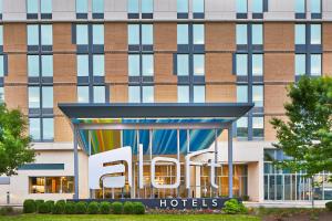 una señal de hotel frente a un edificio en Aloft Austin at The Domain, en Austin