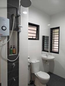 y baño con aseo y lavamanos. en H+M Residence [5min]to Setia City Convention en Shah Alam