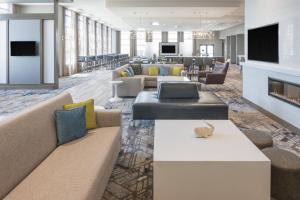 eine Lobby mit Sofas, Tischen und einem Kamin in der Unterkunft Residence Inn by Marriott San Jose North/Silicon Valley in San Jose