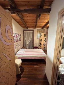 1 dormitorio con cama y techo de madera en LA CASETTA NEI COLLI, en Bérgamo
