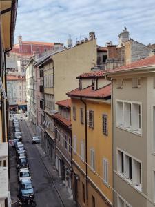 vista su una strada della città con edifici di Studio Vidali a Trieste