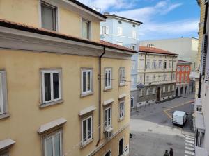 vista su una strada della città con edifici di Studio Vidali a Trieste