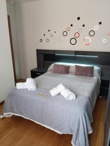 Un dormitorio con una cama grande con toallas. en Conchy House, en Zamora