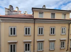 un edificio con finestre e tetto di Studio Vidali a Trieste