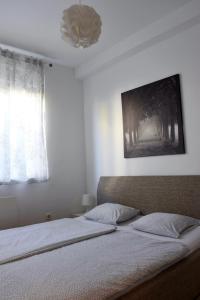 um quarto com duas camas e uma foto na parede em Barbara em Zagreb