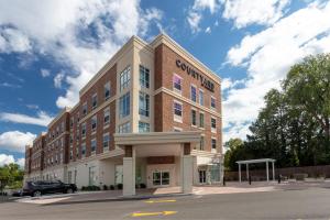 un edificio con un coche aparcado delante de él en Courtyard Rochester Downtown en Rochester