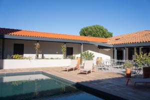 Casa con piscina y patio con sillas en ibis Styles Montauban en Montauban