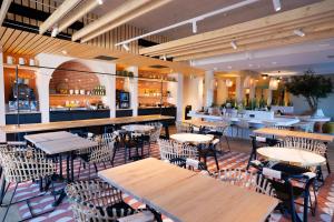 een restaurant met tafels en stoelen en een bar bij ibis Styles Montauban in Montauban