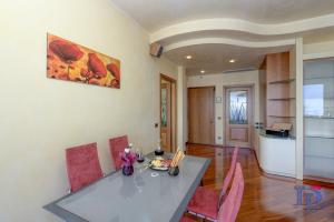 Nhà bếp/bếp nhỏ tại Charming on the Lake Apartment DesenzanoLoft Official Partner Homes & Villas by Marriott Bonvoy +49 ảnh