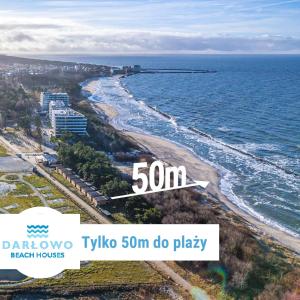 - une vue aérienne sur une plage avec limitation de vitesse dans l'établissement Darłowo Beach Houses, à Darłówko