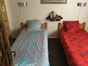 two beds sitting next to each other in a room at Gîte Dubois in Romanswiller