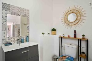 a bathroom with a sink and a mirror at Le Camélia - Gîte "Terre et Truffes" in Le Lamentin