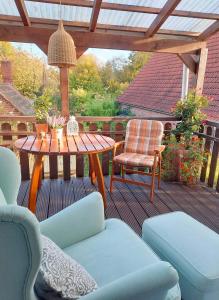 eine Terrasse mit einem Tisch und Stühlen auf einer Terrasse in der Unterkunft Luxuriöses Loft mit schönem Blick in Tremsbüttel