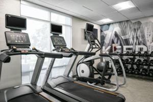 einen Fitnessraum mit zwei Laufbändern und einem Laufband in der Unterkunft SpringHill Suites by Marriott Cheyenne in Cheyenne