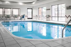 - une piscine d'eau bleue dans une chambre d'hôtel dans l'établissement SpringHill Suites by Marriott Tulsa, à Tulsa