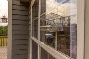 un reflejo de un tren en la ventana de una casa en Gorgeous cabin 3bdrm/3bth, hot tub, fireplace, kid/pet friendly en Galena