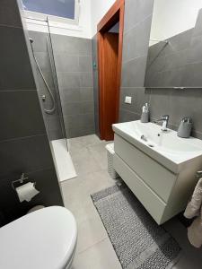 een badkamer met een toilet, een wastafel en een douche bij Un balcone sul mare in Gallipoli