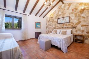 Tempat tidur dalam kamar di Villa Mariant con Piscina Privata