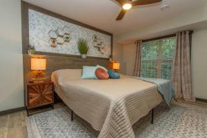 a bedroom with a bed with two lamps and a window at Gorgeous cabin 3bdrm/3bth, hot tub, fireplace, kid/pet friendly in Galena