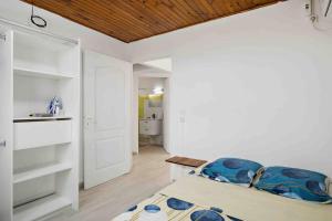 una camera da letto con pareti bianche e soffitto in legno di Le Cataleya - Gîte "Terre et Truffes" a Le Lamentin