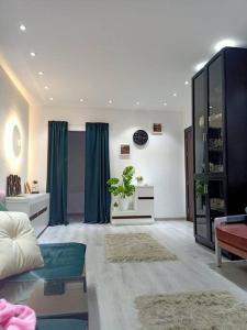 ein Wohnzimmer mit Sofa und Tisch in der Unterkunft 2 Bedroom+Garden, Lakes near AUC in New cairo