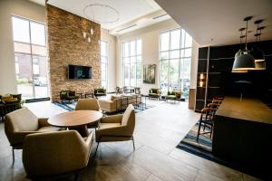vestíbulo con mesa y sillas y sala de estar en Fairfield by Marriott Inn & Suites Washington Casino Area, en Washington