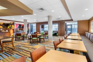 Fairfield Inn & Suites by Marriott Mebane tesisinde bir restoran veya yemek mekanı