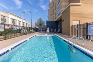 Fairfield Inn & Suites by Marriott Mebane tesisinde veya buraya yakın yüzme havuzu