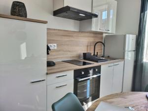 Kuchyňa alebo kuchynka v ubytovaní Le Grand Evali - WIFI - Centre