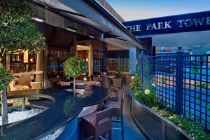 The Park Tower Knightsbridge, a Luxury Collection Hotel, London tesisinde veya buraya yakın yüzme havuzu