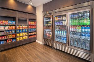 - un couloir d'épicerie avec 2 réfrigérateurs et des boissons dans l'établissement Residence Inn Fulton at Maple Lawn, à Fulton