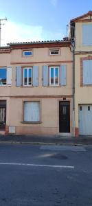 a building on the side of a street at Le Grand Evali - WIFI - Centre in Albi