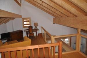 sala de estar con escalera y sala de estar con sofá en Modernes Chalet - Blue Merle, en Vercorin