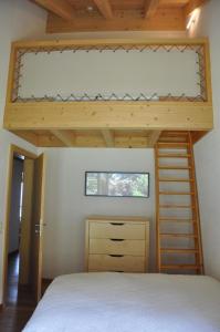 um quarto com um beliche e uma escada em Modernes Chalet - Blue Merle em Vercorin