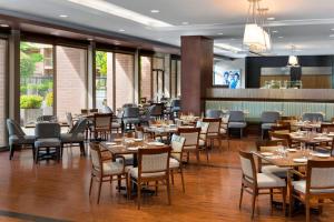 un comedor lleno de mesas y sillas en Sheraton Vancouver Airport Hotel en Richmond