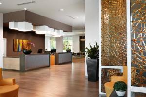 vestíbulo de oficina con sillas naranjas y recepción en Residence Inn by Marriott San Jose Cupertino, en Cupertino
