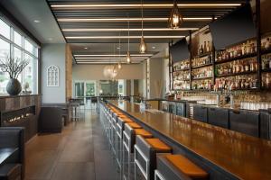 un bar con una barra larga con bancos y mesas en Residence Inn by Marriott San Jose Cupertino, en Cupertino