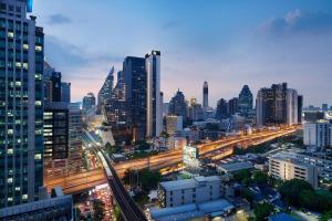 vista su una città di notte con edifici di JW Marriott Hotel Bangkok a Bangkok