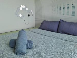 un animal de peluche en una cama en un dormitorio en Best moments, en Kuantan 25 fotos más