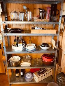 une étagère remplie de vaisselle et d'ustensiles dans l'établissement Romantisches Plätzchen in der Natur, à Grindelwald