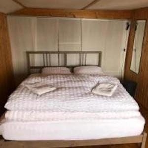 - un lit avec 2 serviettes dans une chambre dans l'établissement Romantisches Plätzchen in der Natur, à Grindelwald