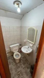 uma casa de banho com um WC e um lavatório em Carpe Diem em Las Heras