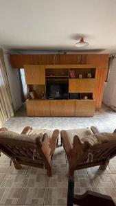 Las Heras的住宿－Carpe Diem，客厅配有沙发和桌子