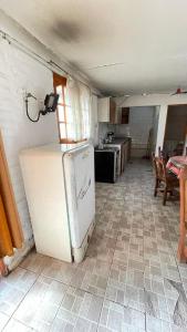 cocina con nevera antigua en una habitación en Carpe Diem en Las Heras