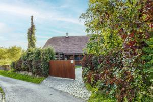 a house with a wooden gate in front of a driveway at Chalupa u Žofky in Oščadnica