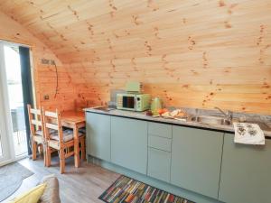 - une cuisine avec un évier et une table dans une cabine dans l'établissement Rowan, à Ulverston